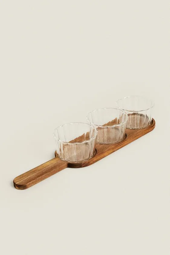 Bandeja DIP de madera de acacia con forma de paleta con juego de 3 tazones de vidrio para servir a la venta 