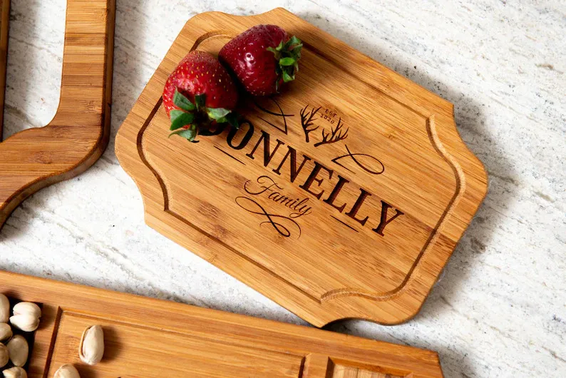 Bandeja de bamb&uacute; personalizada org&aacute;nica para servir, tabla de charcuter&iacute;a con copa de vino 