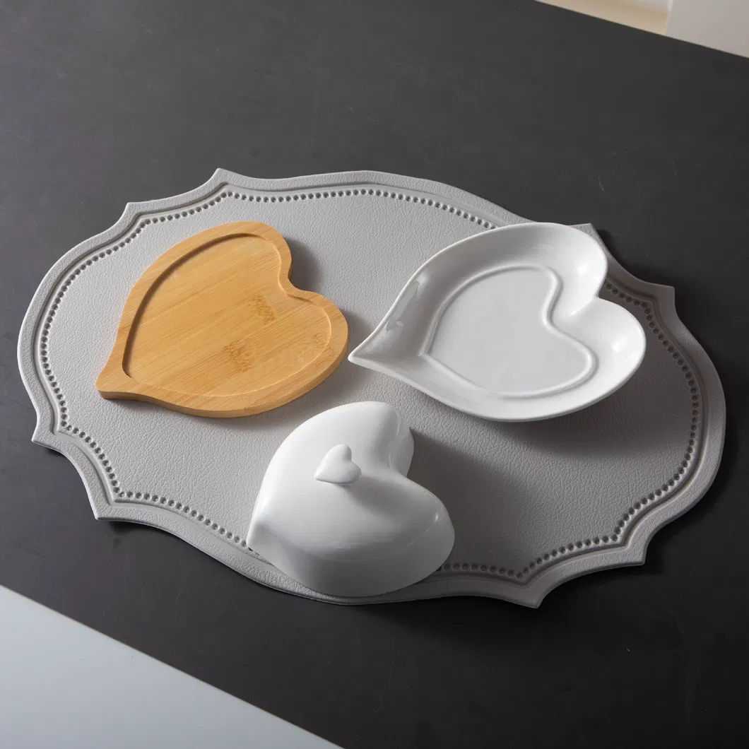 Mantequera en forma de coraz&oacute;n con cubierta de gres o porcelana Recipiente para mantequilla con bandeja de bamb&uacute; Mantequera 