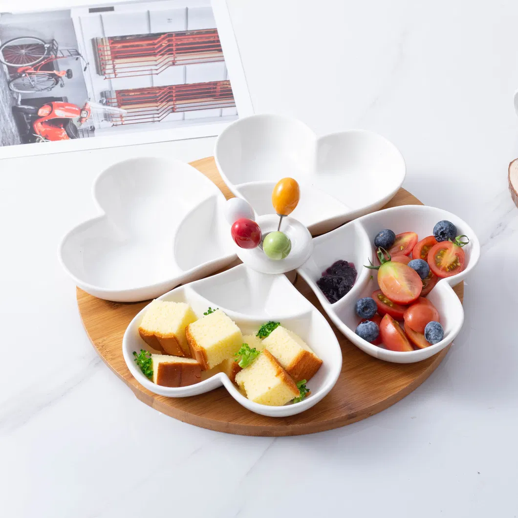 Cuencos y platos de cer&aacute;mica en forma de coraz&oacute;n con plato giratorio de bamb&uacute; 