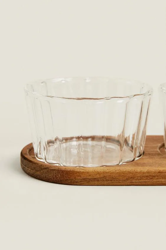 Bandeja DIP de madera de acacia con forma de paleta con juego de 3 tazones de vidrio para servir a la venta 