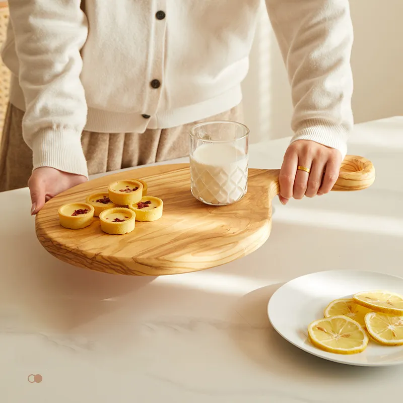 Diseños de cocina personalizados Bandeja de madera de olivo, tabla de quesos con asa