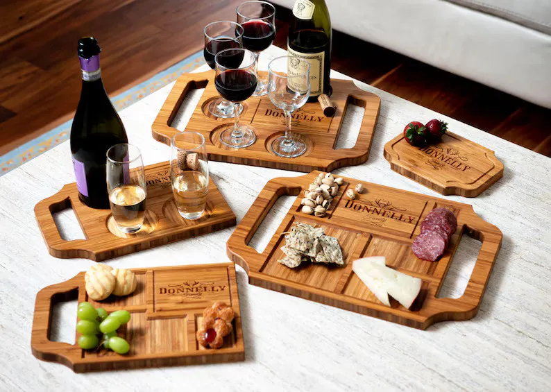 Bandeja de bamb&uacute; personalizada org&aacute;nica para servir, tabla de charcuter&iacute;a con copa de vino 