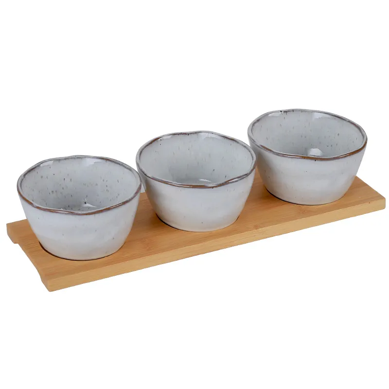. Pr&aacute;ctico juego de platos y cuencos de cer&aacute;mica para aperitivos con bandeja de bamb&uacute; para frutas secas y caramelos.