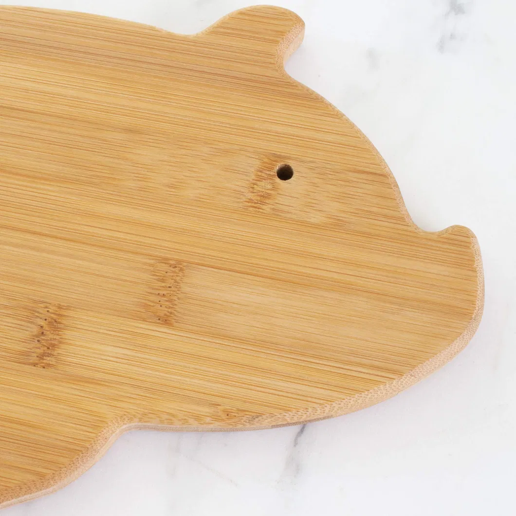 Adorable tabla para cortar frutas de bamb&uacute; con forma de cerdo para uso en la cocina 