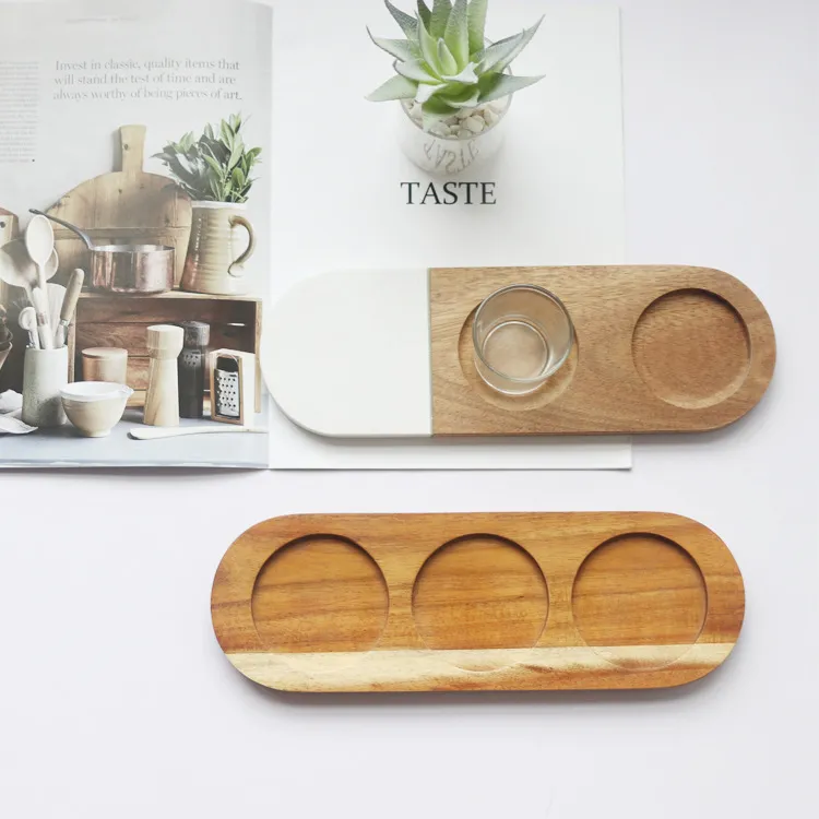 Tablero de vuelo de cerveza de madera de m&aacute;rmol con forma de paleta y portavasos de vidrio 