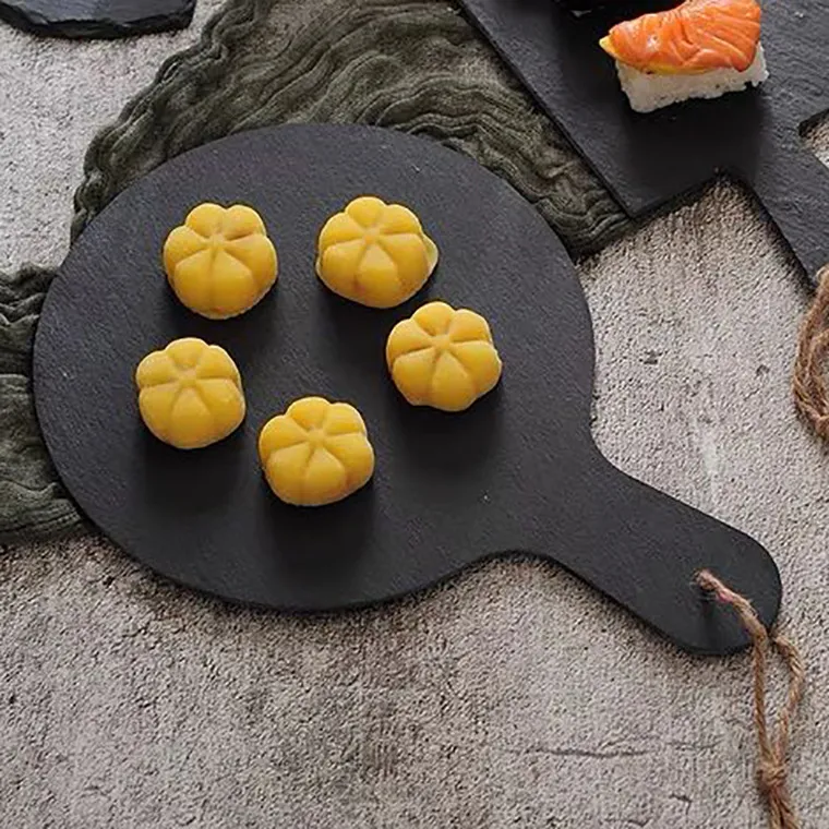 Tabla redonda para servir queso de pizarra con asa