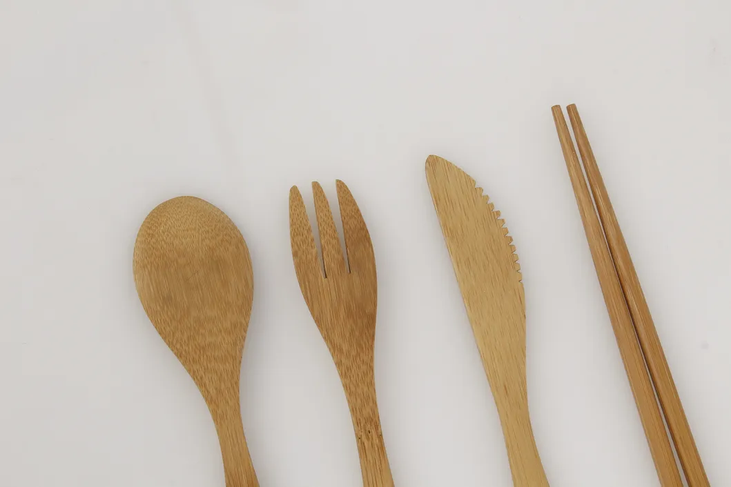 Juego de cubiertos de bambú grabado personalizado de venta caliente para exterior