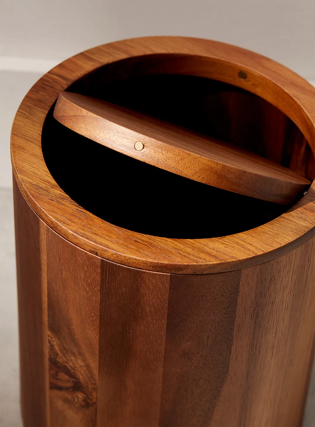 Cesta de basura de madera redonda para baño