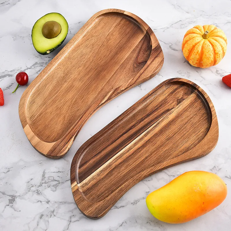 Elegante juego de platos llanos de madera de acacia para un comedor moderno