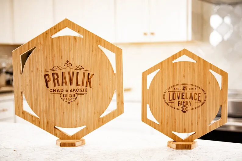 Juego de 2 tablas de cortar de bamb&uacute; grabadas inteligentes con forma hexagonal multifuncional
