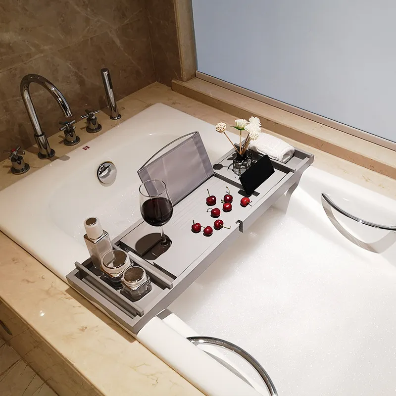 Bandeja extensible de bamb&uacute; para ba&ntilde;era de color gris con soporte para libros y vino
