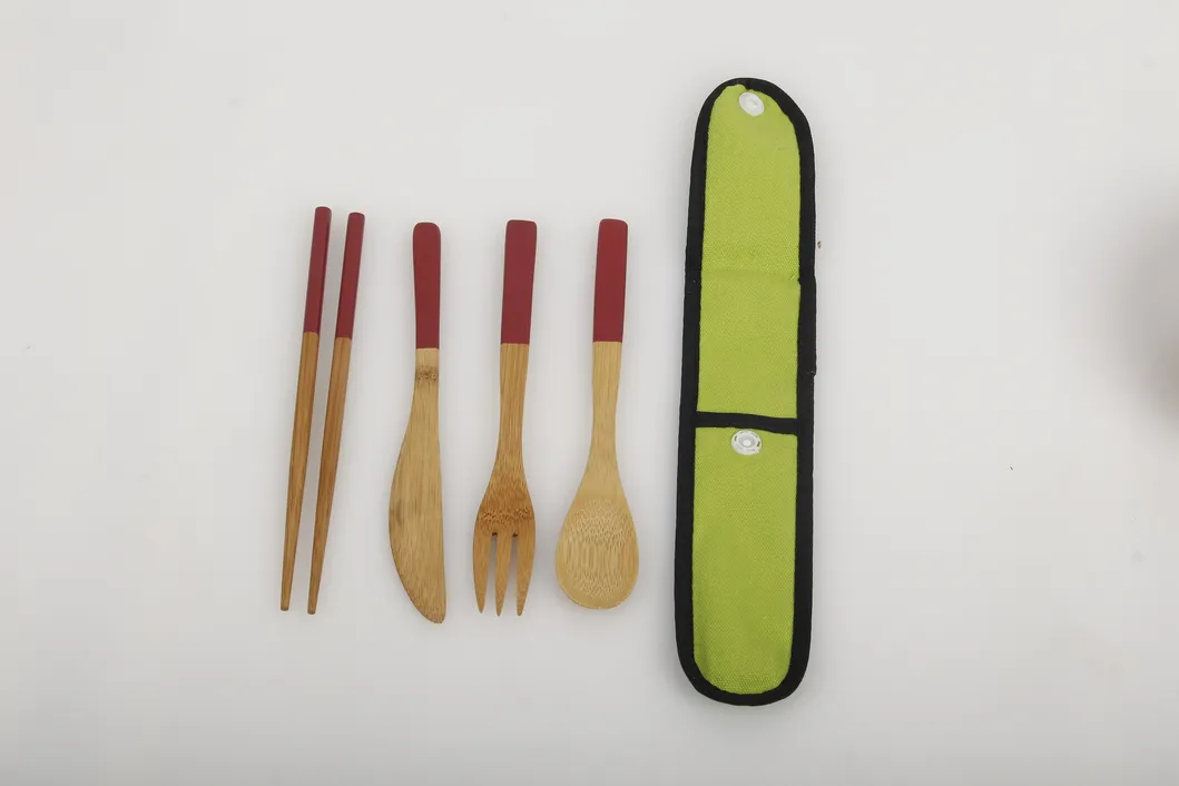 Juego de cubiertos de viaje de bambú de 4 piezas con bolsas