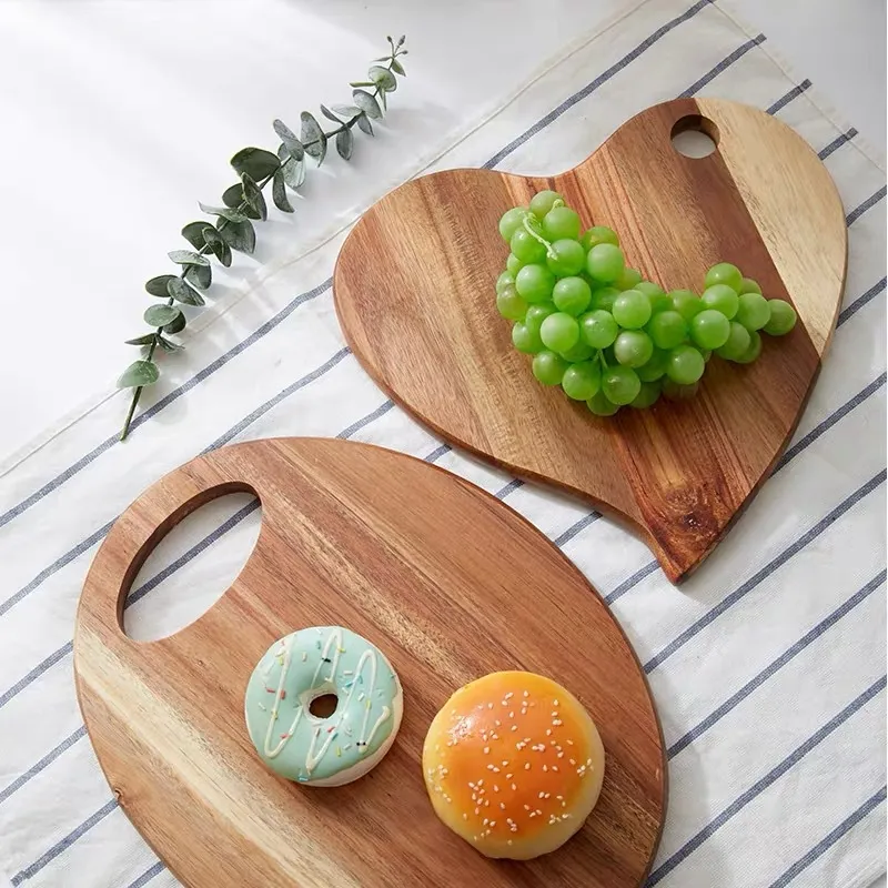 Tablero para servir alimentos de frutas de madera de acacia en forma de coraz&oacute;n 