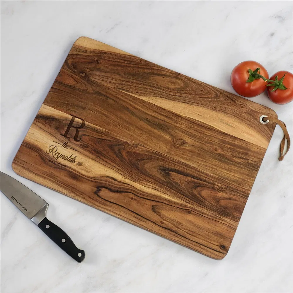 Tabla de cortar de madera grande con logotipo grabado personalizado y cuerda de cuero 