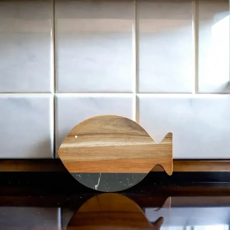 Tabla de cortar de madera y m&aacute;rmol negro con forma de 