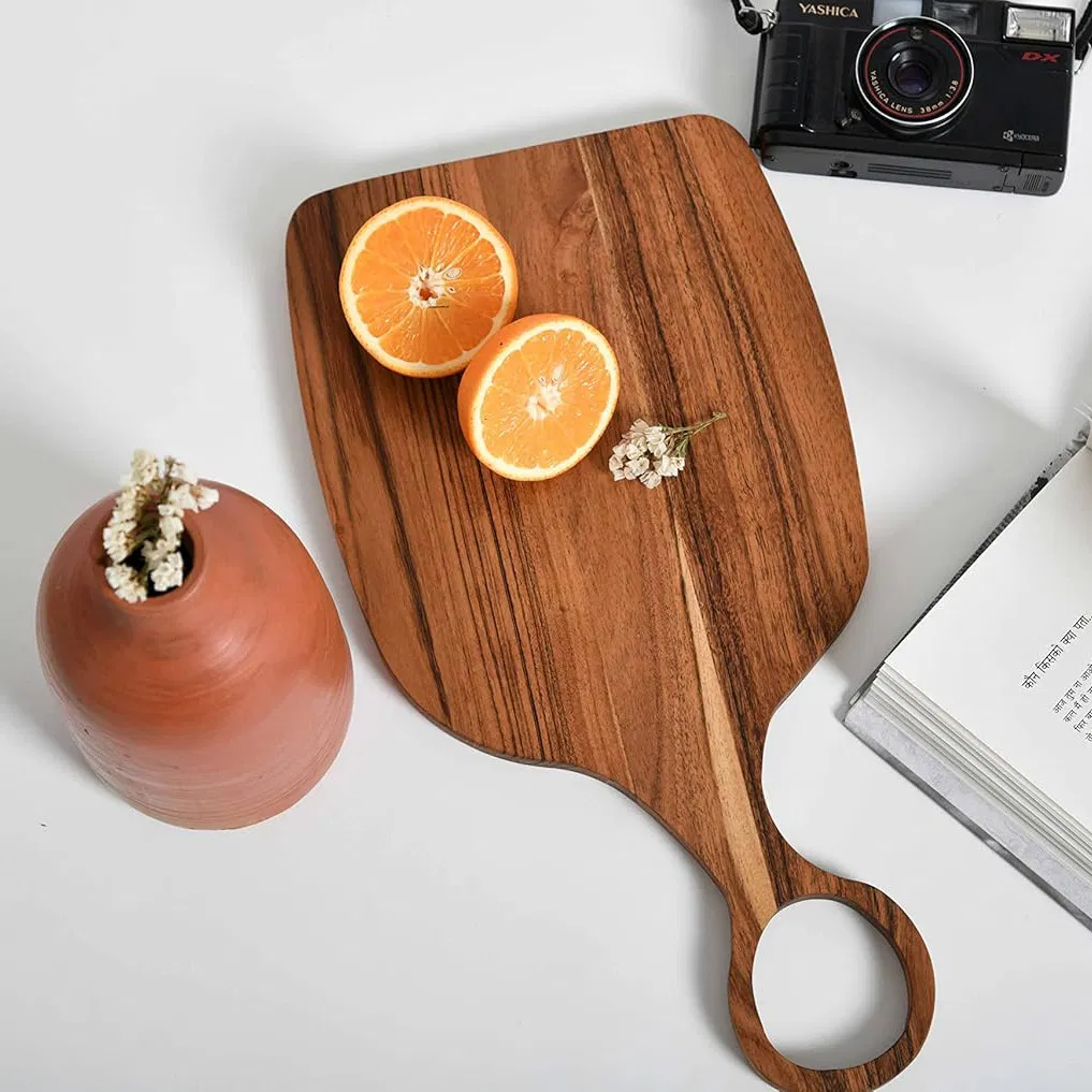 Tabla de servir decorativa de madera de acacia de forma irregular para los amantes 