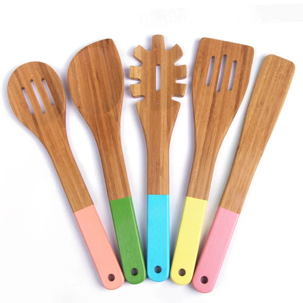 Juego de 5 utensilios de cocina de bambú con pintura en color de alta
