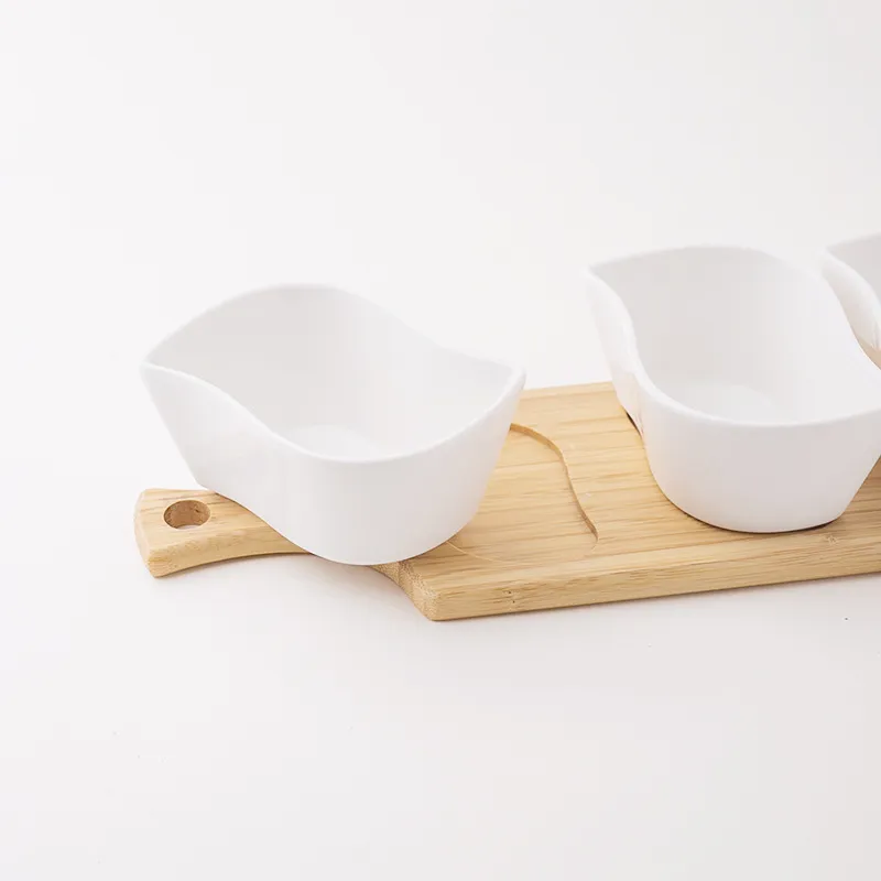 cuencos de cer&aacute;mica blanca. Bandeja de madera de bamb&uacute;, bandeja para servir aperitivos y postres, de frutas, condimentos, con 3 cuencos de cer&aacute;mica blanca. 