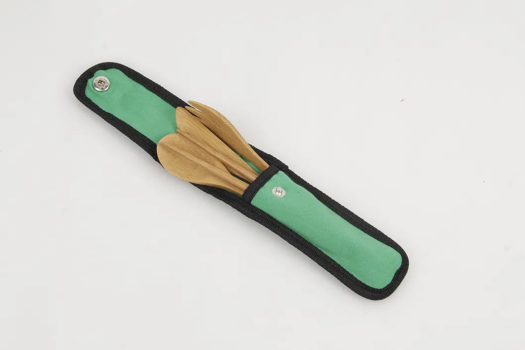 Tenedor de bamb&uacute; ligero, cuchillo, cuchara y palillo con bolsa de viaje