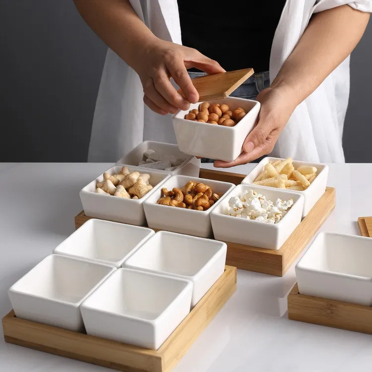 Bandeja de bamb&uacute; para servir con 4 platos de secci&oacute;n de cer&aacute;mica divididas para barra de fiesta, carrito de comida, refrigerios y frutas