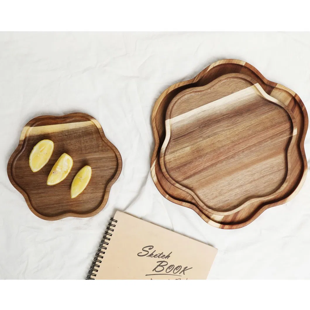 Placas de porci&oacute;n aisladas resistentes al calor de la bandeja de la cocina de madera de acacia