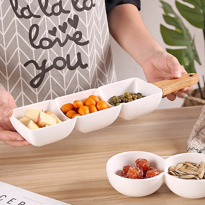 Taz&oacute;n de cer&aacute;mica de tres secciones con mango de madera para servir nueces, verduras, frutas y dulces 