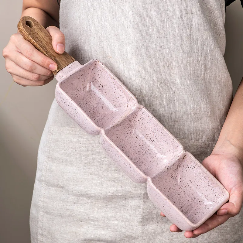 Elegante juego de platos de cerámica con asas de madera para refrigerios