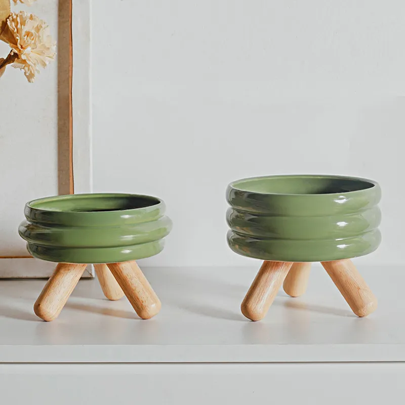 de redes de colores con pie de madera alto Cuenco de cer&aacute;mica para perros y gatos con protecci&oacute;n de redes de colores con pie de madera alto 