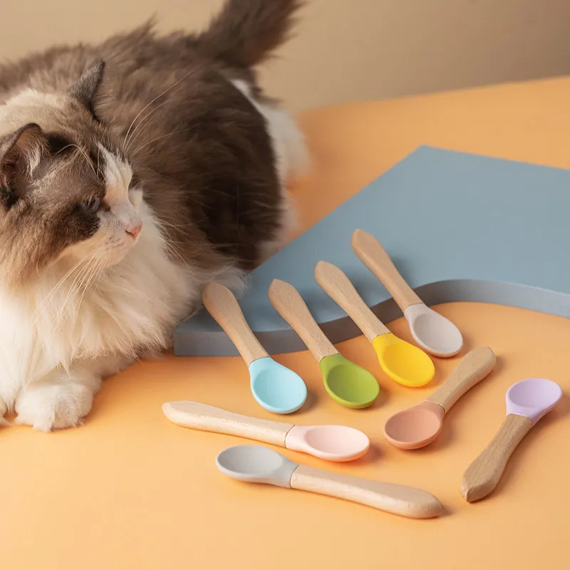 Suministros para mascotas Cuchara de alimentaci&oacute;n para perros y gatos de silicona con mango de madera de haya