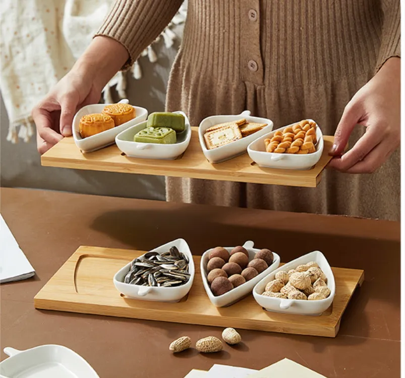 4 tazones de cer&aacute;mica para aperitivos con bandeja de bamb&uacute; 