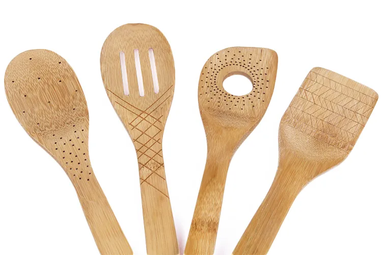 Personalice la esp&aacute;tula y cucharas de bamb&uacute; grabadas para cocinar.