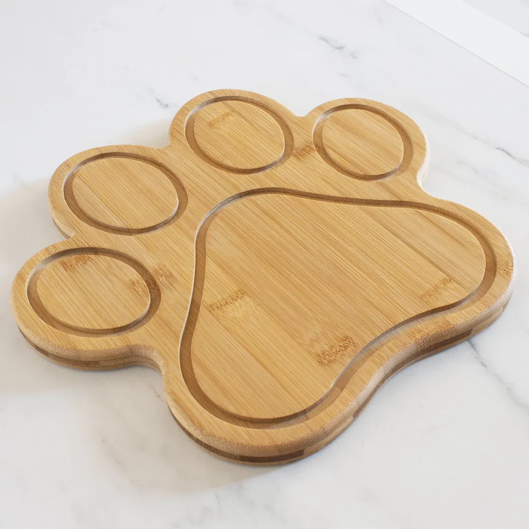 Tabla para cortar y servir de bamb&uacute; ecol&oacute;gica con forma de pata 