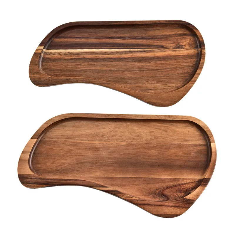 Elegante juego de platos llanos de madera de acacia para un comedor moderno