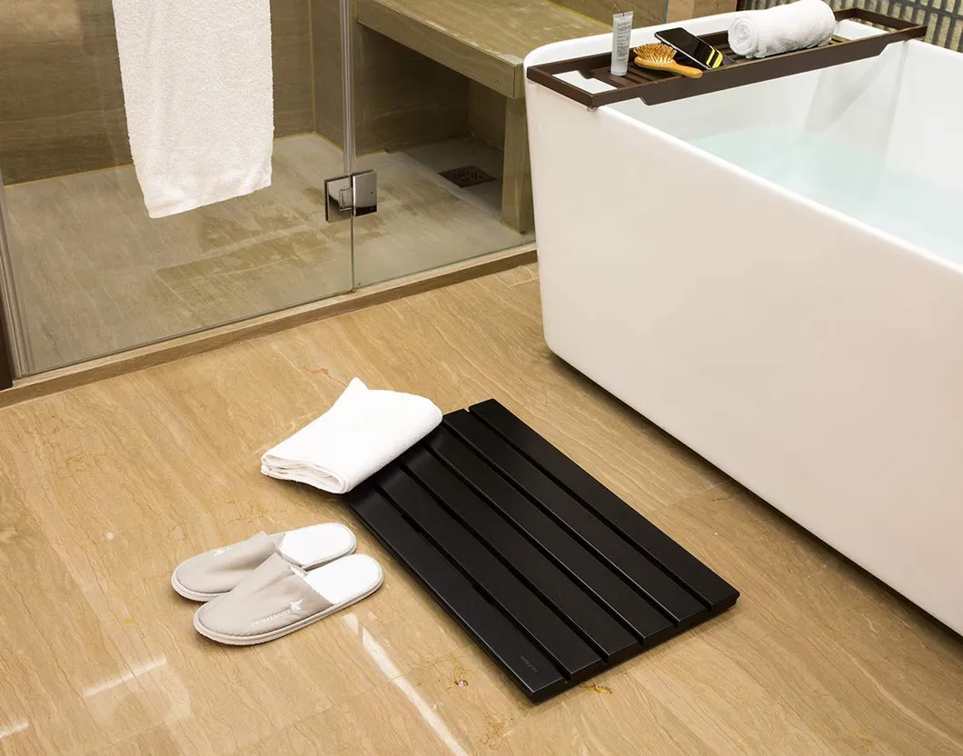Alfombra grande de bamb&uacute; de color negro para ba&ntilde;o