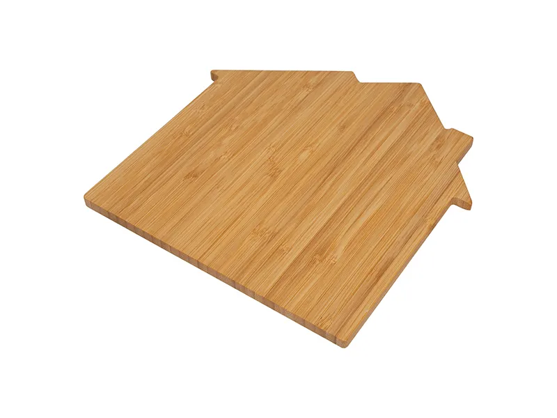 Tabla de cortar de bambú con forma de casa para una presentación elegante de alimentos