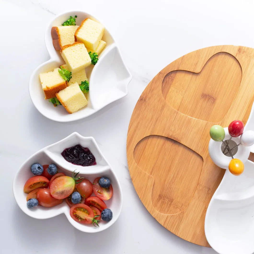 Cuencos y platos de cer&aacute;mica en forma de coraz&oacute;n con plato giratorio de bamb&uacute; 