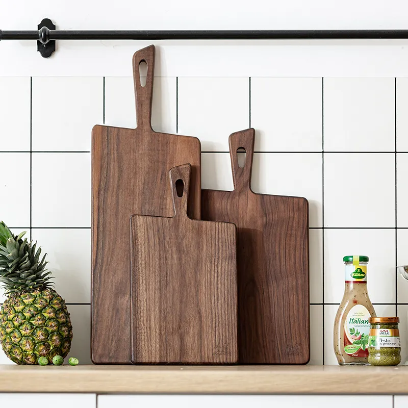 Plato duradero de madera de nogal desgastado para picnics y fiestas. 