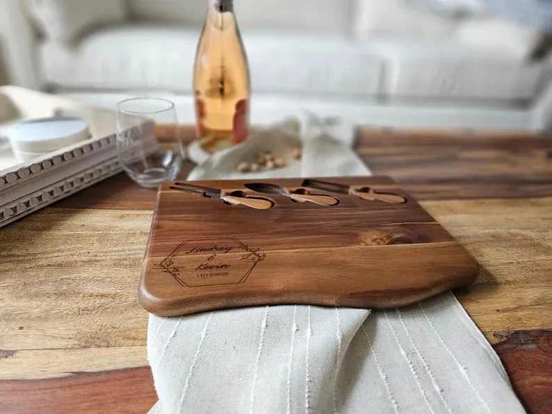 Tabla de cortar de madera grabada personalizada Live Edge, tabla de queso de acacia con juego de cuchillos 