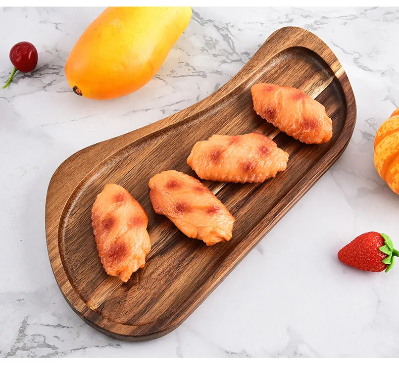 Elegante juego de platos llanos de madera de acacia para un comedor moderno