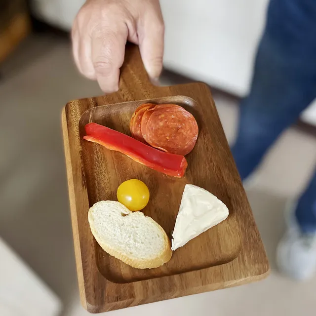 Tablero para servir de madera de acacia grabada con l&aacute;ser Bandeja para servir personalizada con asas 