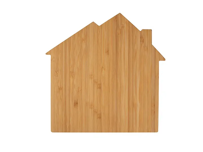 Tabla de cortar de bambú con forma de casa para una presentación elegante de alimentos