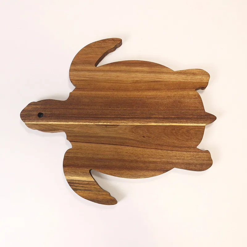 de charcuter&iacute;a de madera artesanal grabada con forma de tortuga 