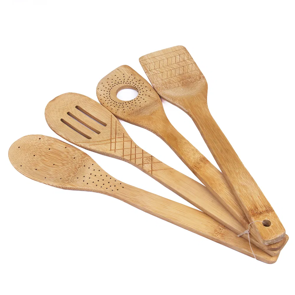 Personalice la esp&aacute;tula y cucharas de bamb&uacute; grabadas para cocinar. 