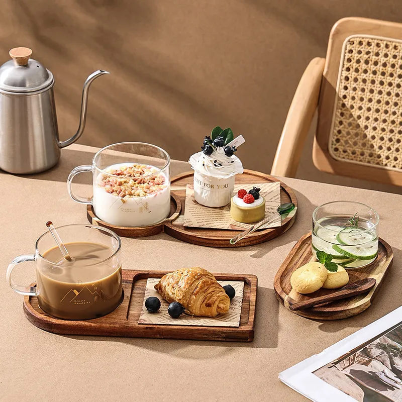 Bandeja para servir desayuno de madera de bamb&uacute; con taza de caf&eacute; de cer&aacute;mica 