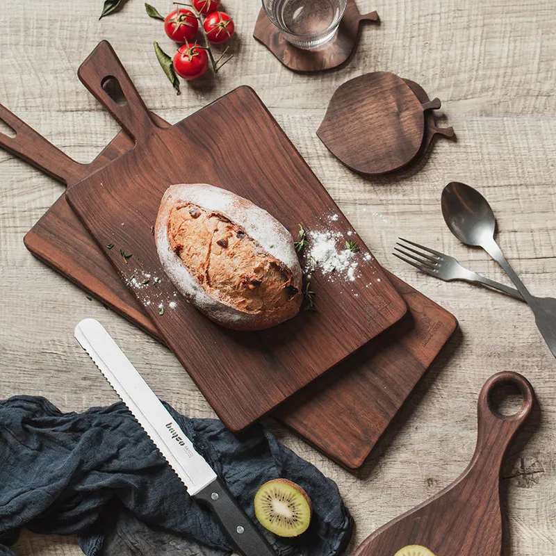 Plato duradero de madera de nogal desgastado para picnics y fiestas. 