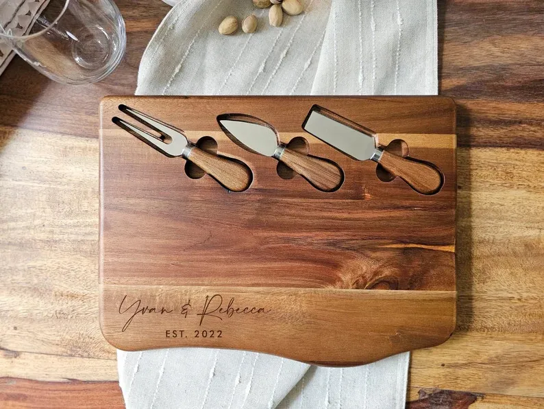 Tabla de cortar de madera grabada personalizada de Live Edge, tabla de queso de acacia con juego de cuchillos