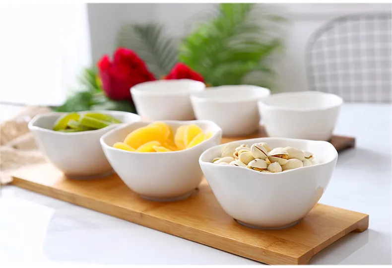Elegante juego de platos de cer&aacute;mica para aperitivos con bandeja de madera 