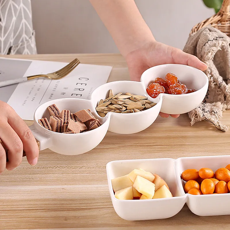 Taz&oacute;n de cer&aacute;mica de tres secciones con mango de madera para servir nueces, verduras, frutas y dulces 
