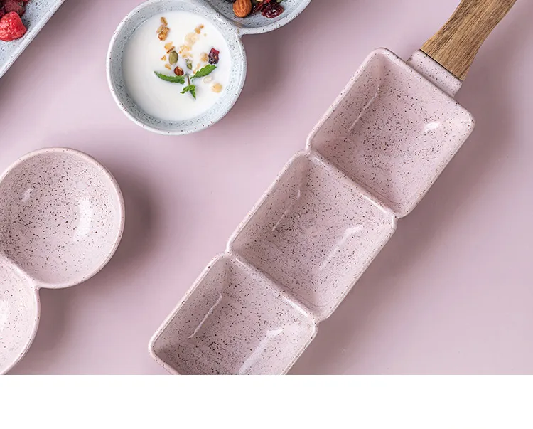 Elegante juego de platos de cerámica con asas de madera para refrigerios